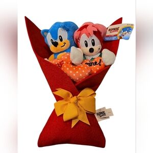 NWT SONIC THE HEDGEHOG AND AMY ROSE PLUSH VALENTINE'S BOUQUET.